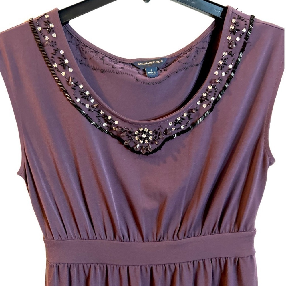 Banana Republic Eggplant sleeveless pleated shift with beaded scoop neckline Sm